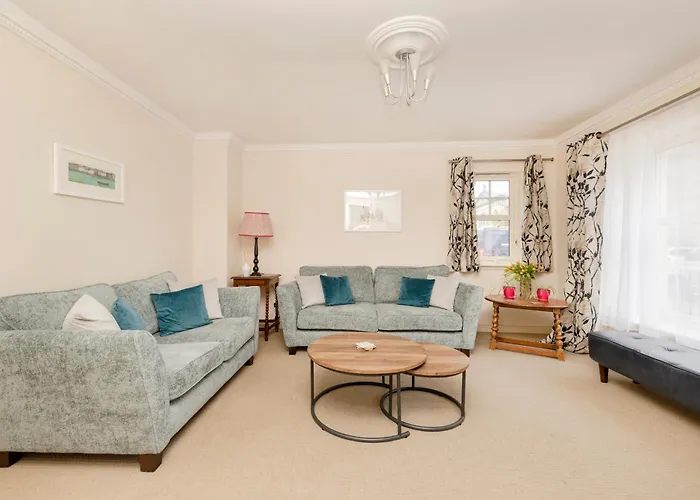 Charming 2-bedroom - Ground Floor *