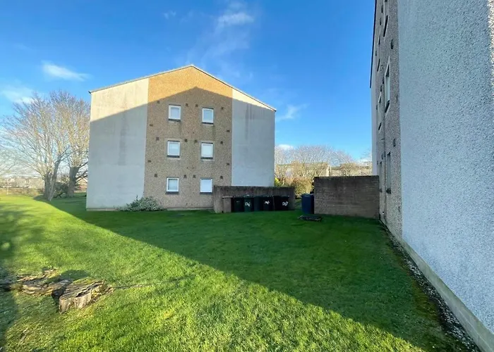 Charming 1 Bedroom Flat In With Free Parking *