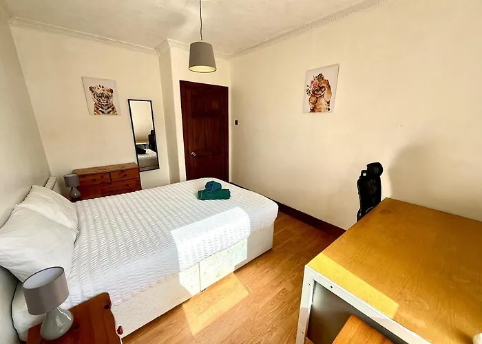Spacious 3 Bedroom Flat * Edinburgh