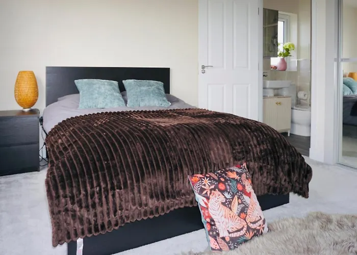 En-suite Double Bedroom With Pentland Hill View *