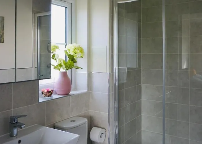 En-suite Double Bedroom With Pentland Hill View Homestay Edinburgh