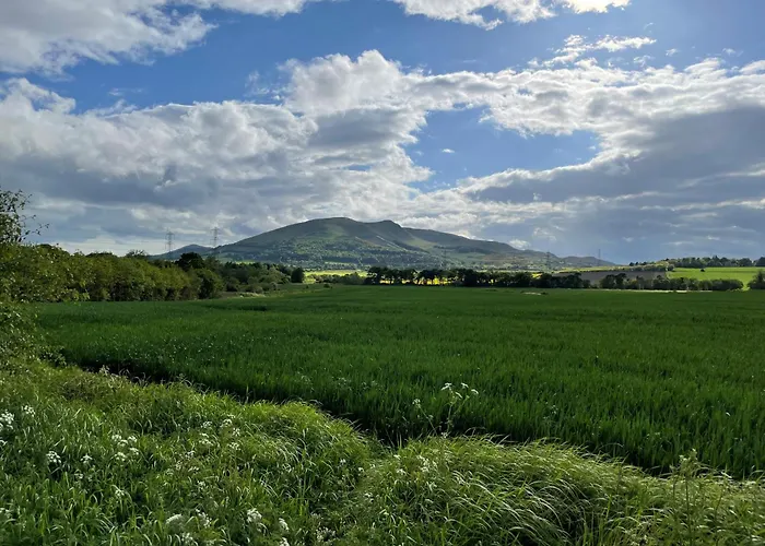 Homestay En-suite Double Bedroom With Pentland Hill View *