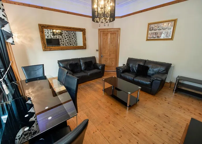 Roomy 1 Level Free Parking Holiday home