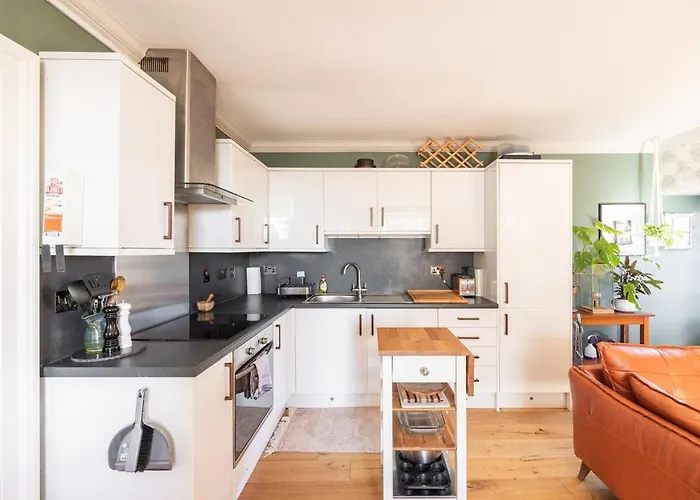 Apartment Bright 1-bed Flat Near The Shore & Ocean Terminal