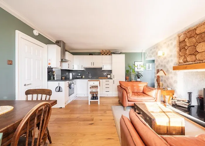 Bright 1-bed Flat Near The Shore & Ocean Terminal Apartment