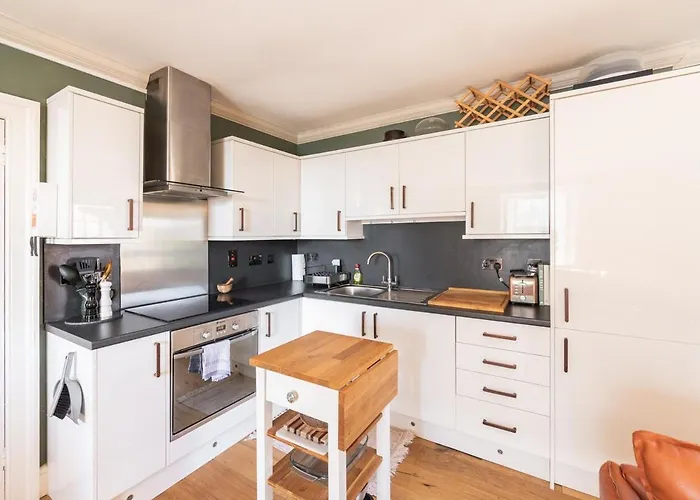 Bright 1-bed Flat Near The Shore & Ocean Terminal