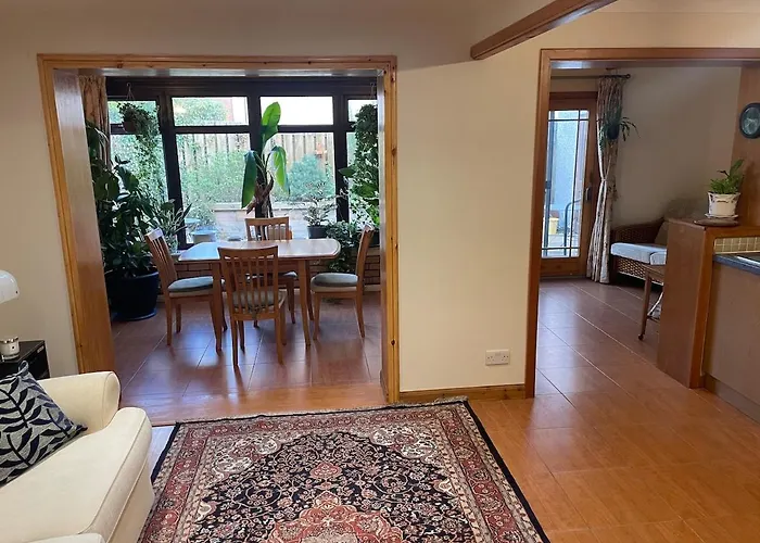 Дом отдыха Bright, Spacious House *