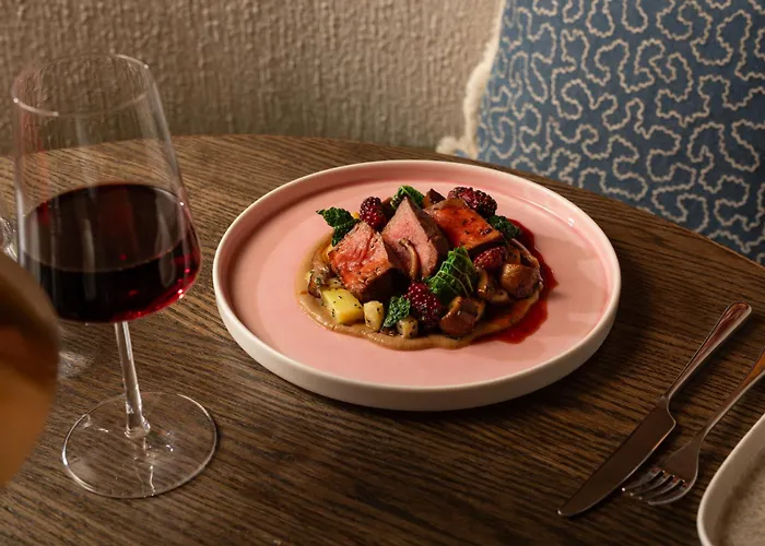 The Scholar אדינבורו