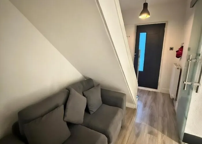 Dreghorn House 5 B-rooms 9 Beds 3 Toilets 2 Showers,1 Bath 2 Receiption Secure Free Parking 233 Wifi Дом отдыха