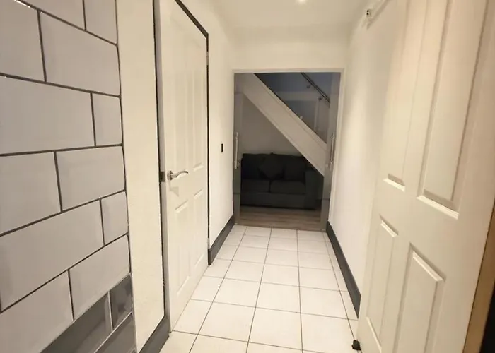 Dreghorn House 5 B-rooms 9 Beds 3 Toilets 2 Showers,1 Bath 2 Receiption Secure Free Parking 233 Wifi * Эдинбург