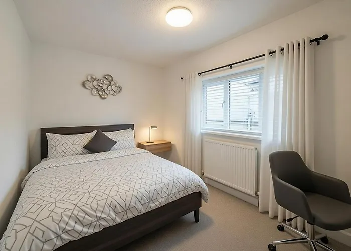 Dreghorn House 5 B-rooms 9 Beds 3 Toilets 2 Showers,1 Bath 2 Receiption Secure Free Parking 233 Wifi
