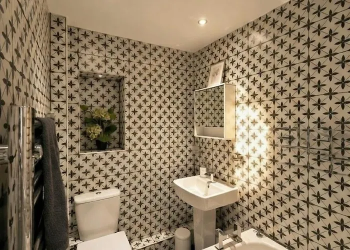 Dreghorn House 5 B-rooms 9 Beds 3 Toilets 2 Showers,1 Bath 2 Receiption Secure Free Parking 233 Wifi Дом отдыха *