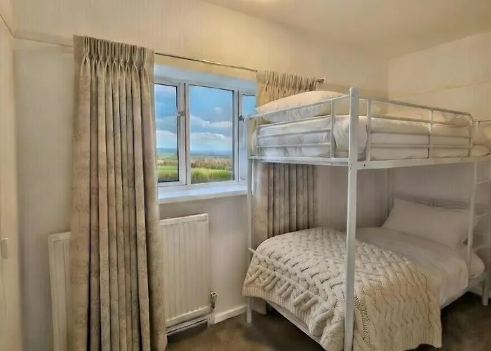 Дом отдыха Dreghorn House 5 B-rooms 9 Beds 3 Toilets 2 Showers,1 Bath 2 Receiption Secure Free Parking 233 Wifi *