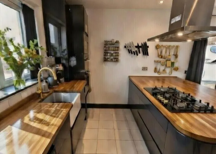 Dreghorn House 5 B-rooms 9 Beds 3 Toilets 2 Showers,1 Bath 2 Receiption Secure Free Parking 233 Wifi * Эдинбург