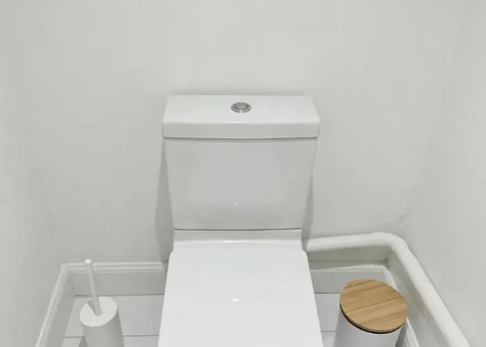 Dreghorn House 5 B-rooms 9 Beds 3 Toilets 2 Showers,1 Bath 2 Receiption Secure Free Parking 233 Wifi