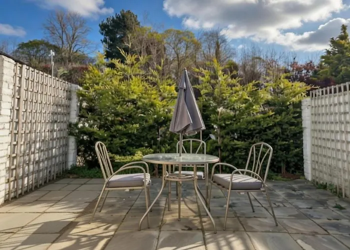 Dreghorn House 5 B-rooms 9 Beds 3 Toilets 2 Showers,1 Bath 2 Receiption Secure Free Parking 233 Wifi Дом отдыха Эдинбург