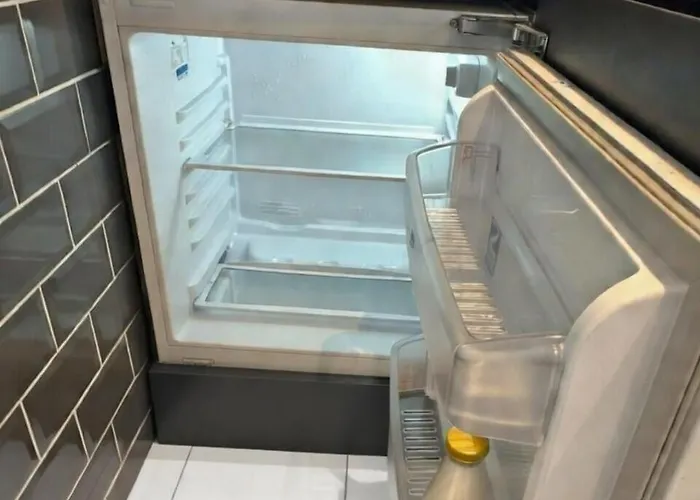 Dreghorn House 5 B-rooms 9 Beds 3 Toilets 2 Showers,1 Bath 2 Receiption Secure Free Parking 233 Wifi