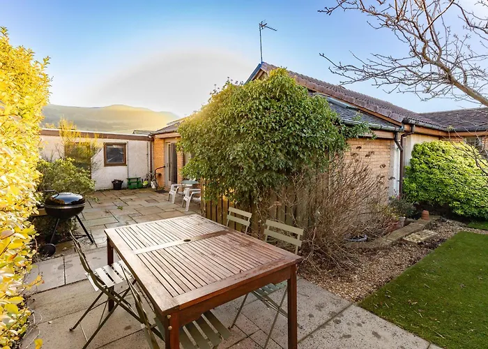 Bright, Spacious House Эдинбург