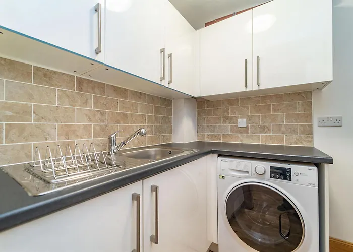 Family Friendly 3br Townhouse With 6 Beds And Parking *