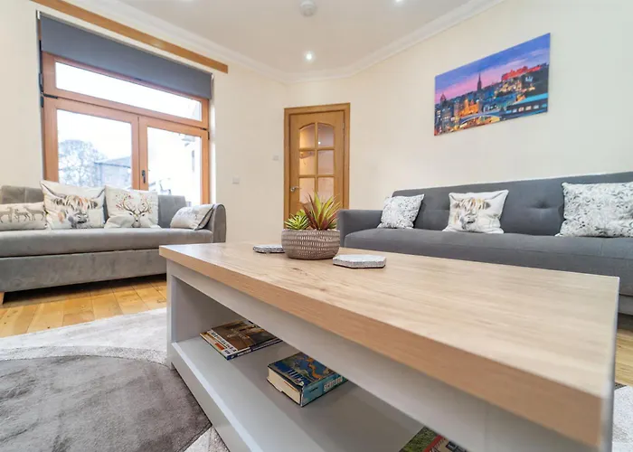 Family Friendly 3br Townhouse With 6 Beds And Parking