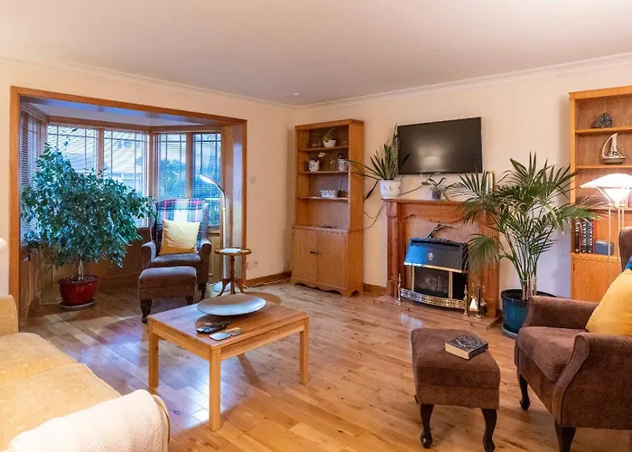 Дом отдыха Bright, Spacious House