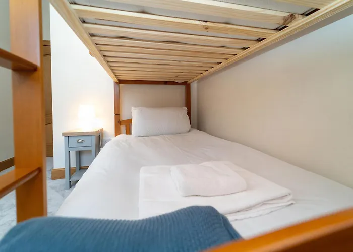 Family Friendly 3br Townhouse With 6 Beds And Parking *