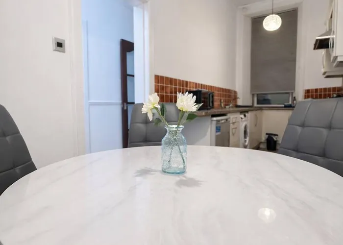 Spacious Easter Road 2br Апартаменты