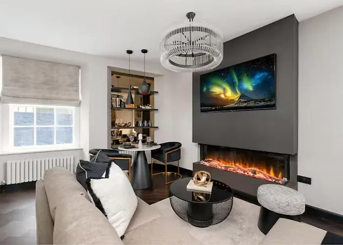 Near Transport - Hot Tub - Fireplace - Sleeps 2 *