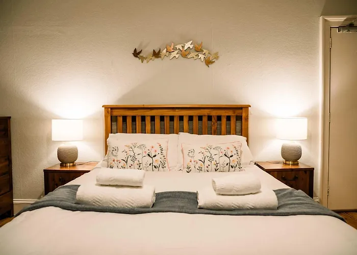 3 Bed Traditional On Picturesque Victoria St *