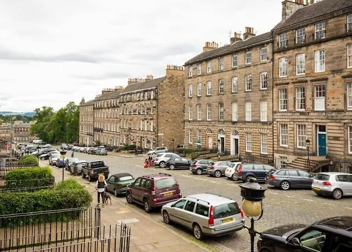 Cozy 1 Bed Garden Flat In The New Town Centre *