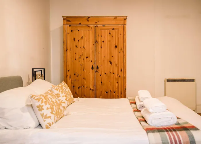 3 Bed Traditional On Picturesque Victoria St * エディンバラ