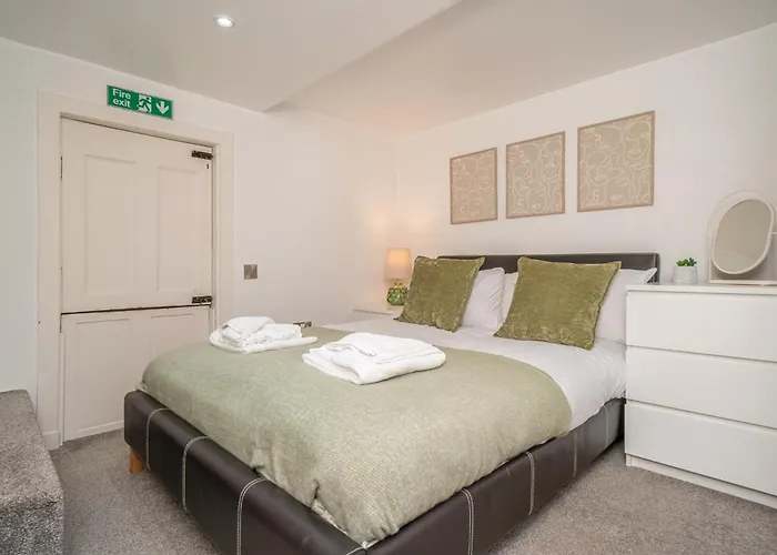 Georgian Elegance With Patio Garden West End - Pass The Keys Apartment