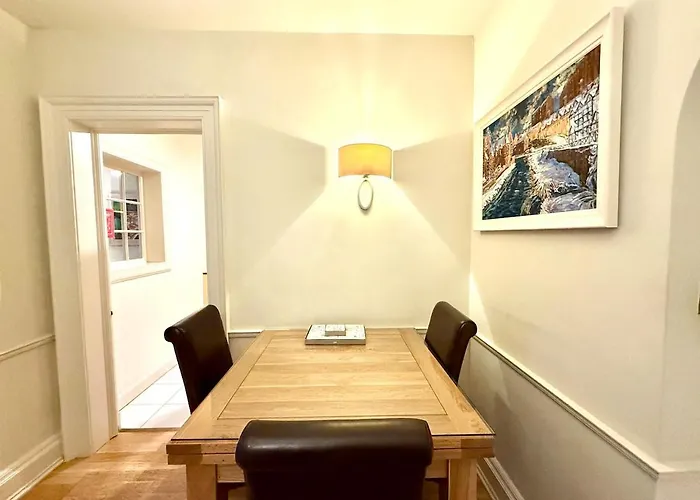 Cozy 1 Bed Garden Flat In The New Town Centre *