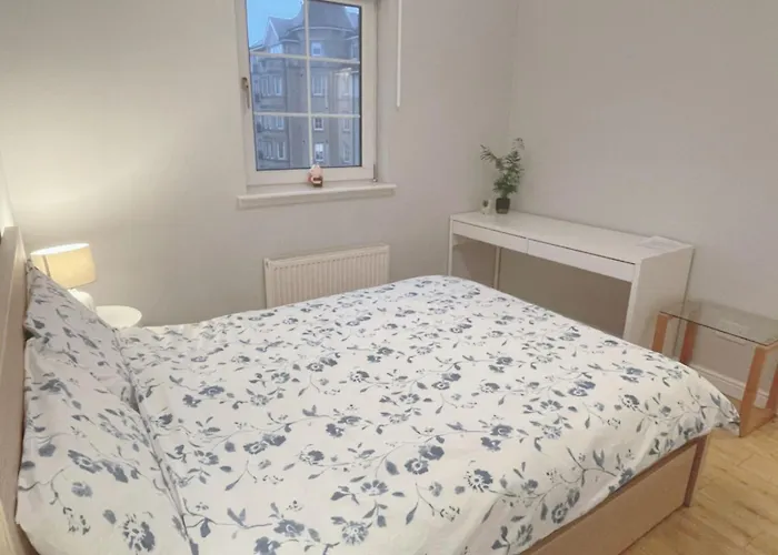 Double With Private Bathroom N Parking Direct Connection To Airport Train Station