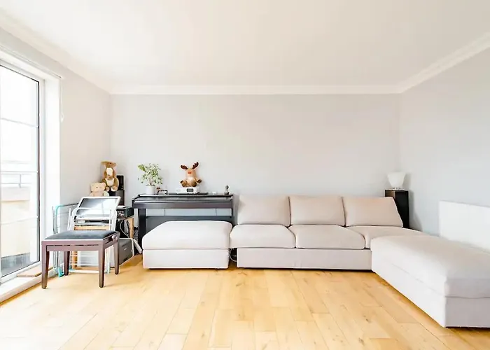 Homestay Double With Private Bathroom N Parking Direct Connection To Airport Train Station