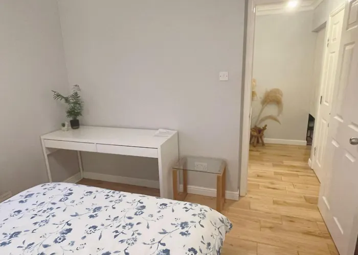 Homestay Double With Private Bathroom N Parking Direct Connection To Airport Train Station Edinburgh
