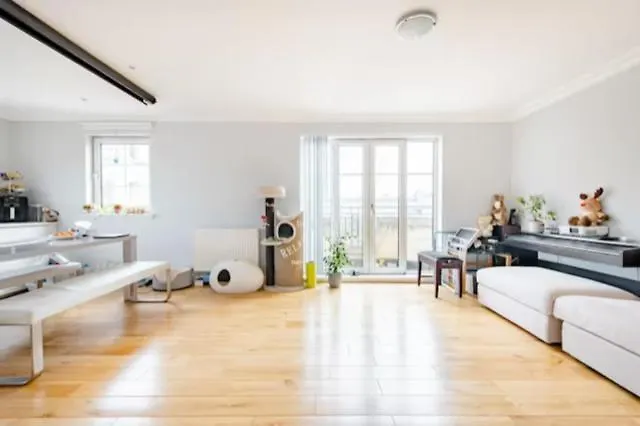 Double With Private Bathroom N Parking Direct Connection To Airport Train Station