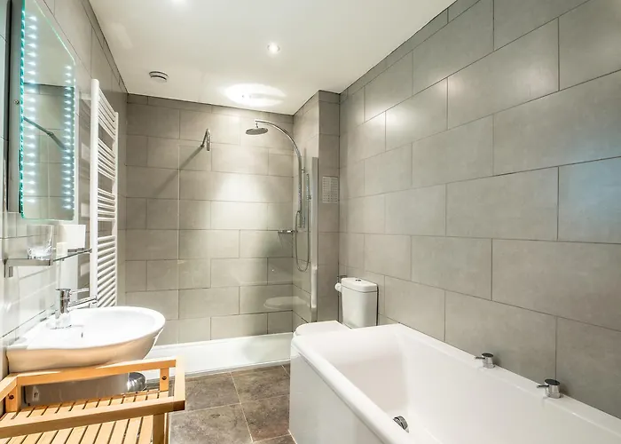 Six Brunton Place 5*