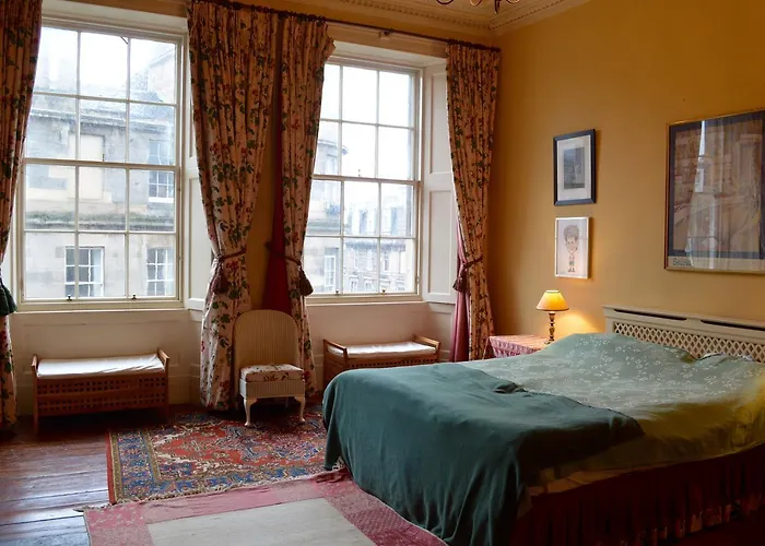 Large Central New Town Flat Daire *