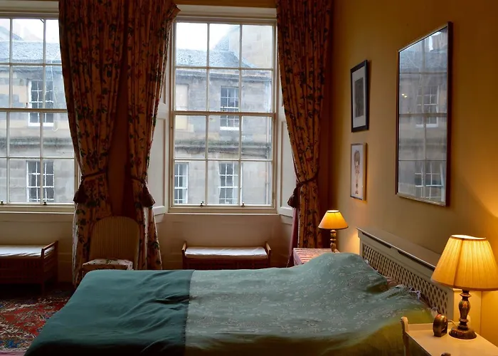 Large Central New Town Flat Daire *