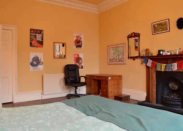 Large Central New Town Flat Daire *