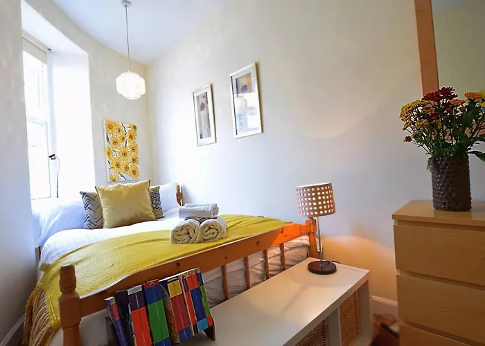 Joivy Bright Flat With Workspace In New Town