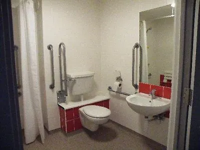 Travelodge Airport 3*