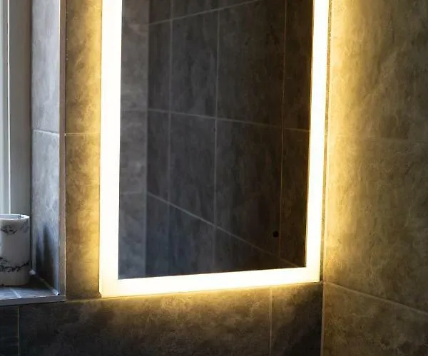 Holyrood Park Centre Daire *