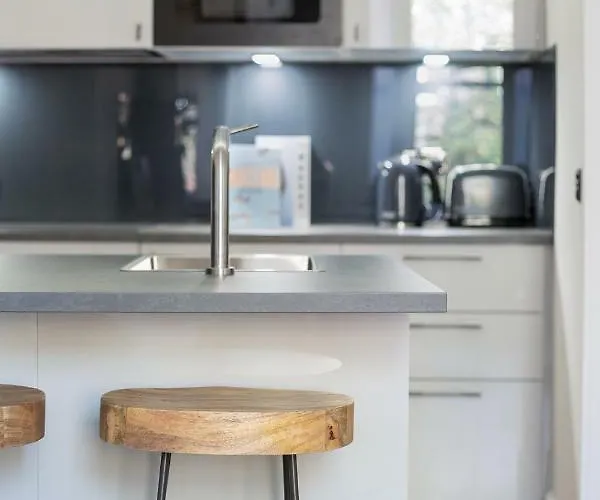 Daire Holyrood Park Centre *