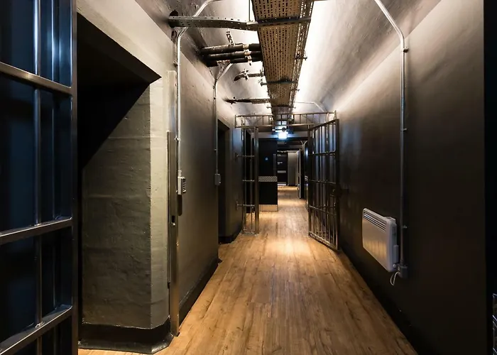 Code - The Court, Hostel Edynburg
