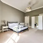 Joivy Bright & Spacious In Stockbridge Daire