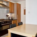 Modern 2 Bedroom Centre Flat
