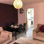 Chic 2 Bed With Free Parking- Recently Redecorated, 10 Minutes To Centre Daire
