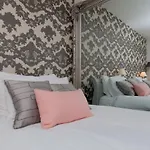 Holyrood - Luxury With Parking